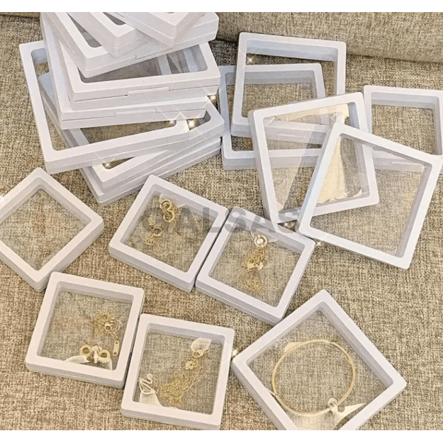 Pudełko prezentowe z folią - na biżuterię, wyroby jubilerskie, numizmaty, zdjęcia. Kolor biały. Wymiary 18 x 18 x 2 cm