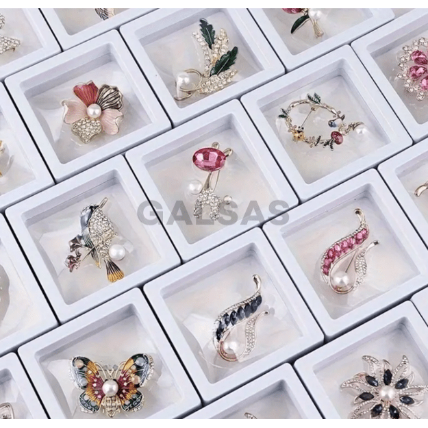 Pudełko prezentowe z folią - na biżuterię, wyroby jubilerskie, numizmaty, zdjęcia. Kolor biały. Wymiary 18 x 18 x 2 cm