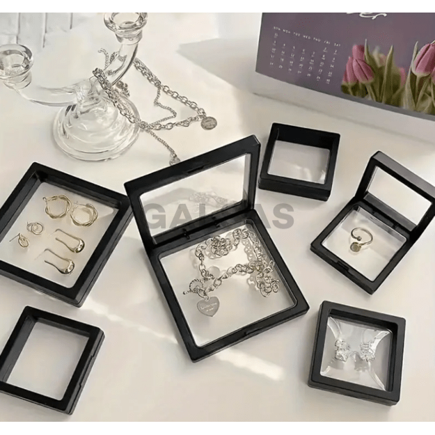 Ramka do pakowania z elastyczną folią - na biżuterię, numizmaty, zdjęcia. Kolor czarny. Wymiary 18 x 18 x 2 cm (wys.) Ramka do pakowania z elastyczną folią - na biżuterię, numizmaty, zdjęcia. Kolor czarny. Wymiary 18 x 18 x 2 cm (wys.)